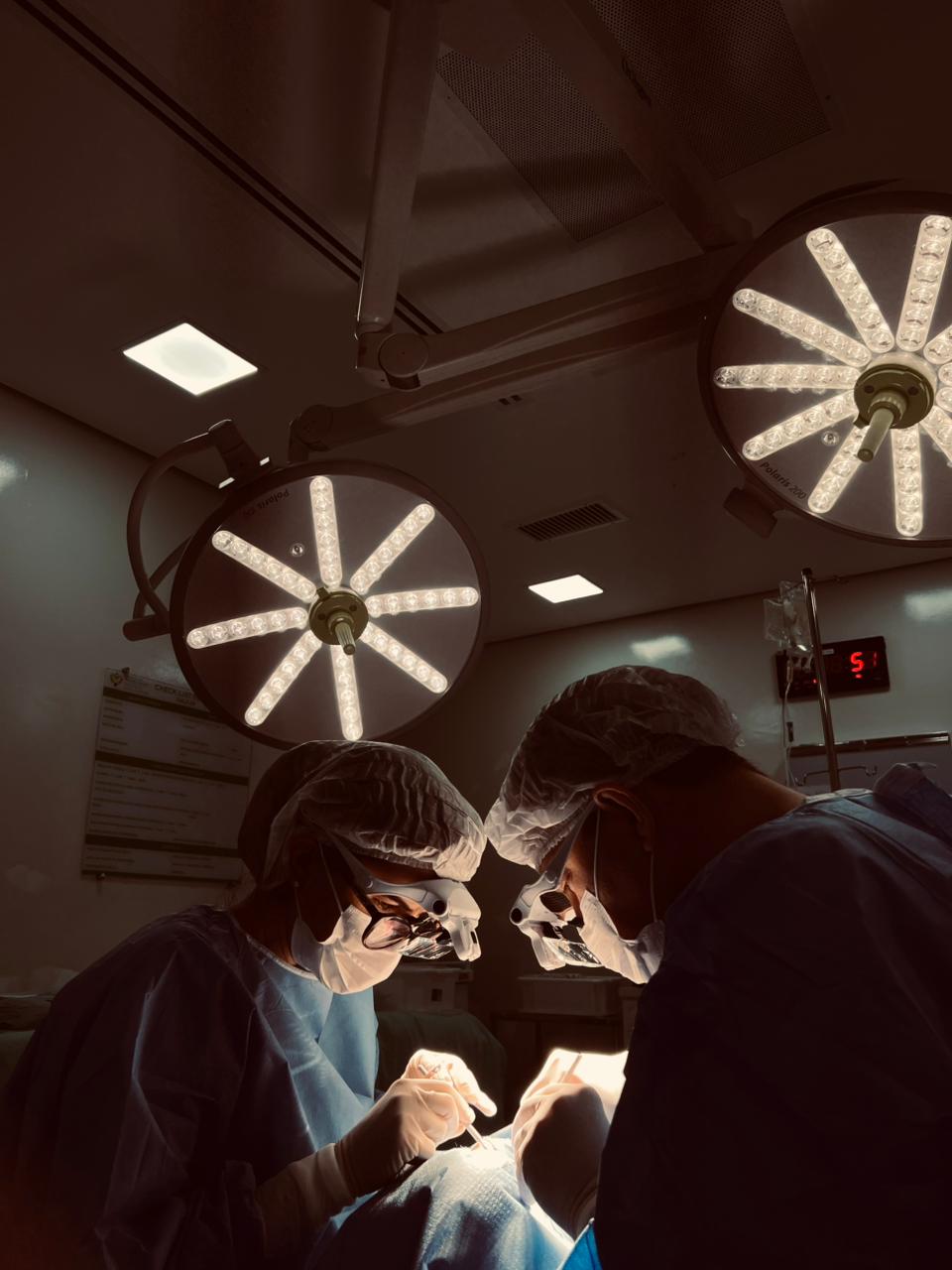 Equipe cirúrgica VitaClin em procedimento no centro cirúrgico